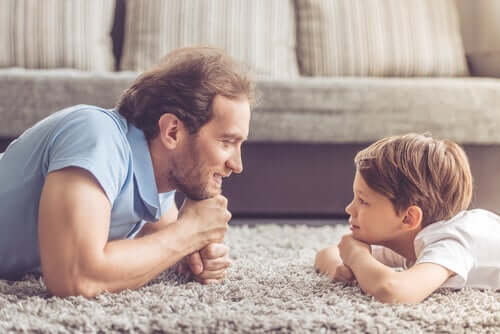 Entwicklung von Empathie - Vater und Sohn schauen einander an