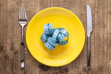 Essstörungen - Maßband auf einem Teller