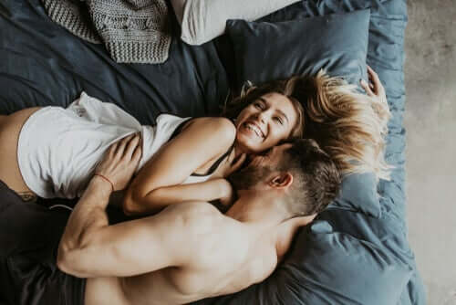 Geheimnis einer guten Beziehung - Paar im Bett