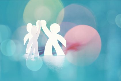 psychosoziale Rehabilitation - Papierfiguren, die sich die Hände geben