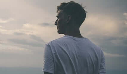 Drei-Stunden-Regel - Mann, der in den Horizont blickt