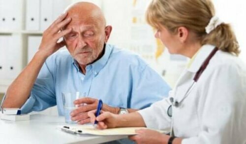 Die Erkennung von Demenz bei einem Hausarztbesuch kann der Schlüssel sein, um das Fortschreiten der Krankheit und den Verlust der Autonomie zu verzögern.