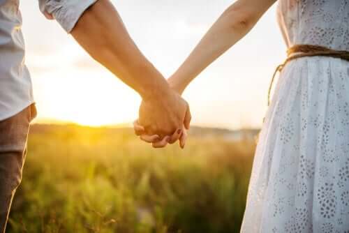 Verliebtheit - Paar Hand in Hand