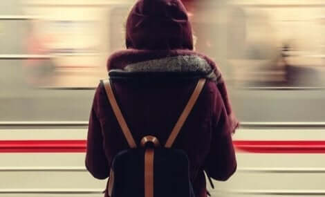 Anstiegskurve Coronavirus im Vergleich mit einer vollen U-Bahn. Wer keinen Platz mehr hat, muss warten.