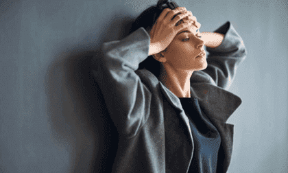 Der Schlüssel zur Verringerung der Angst ist diese Tatsache: Das sympathische und das parasympathische Nervensystem können nicht gleichzeitig aktiv sein. Atem- und Entspannungstechniken können dir dabei helfen, eines zu deaktivieren und das andere zu aktivieren.