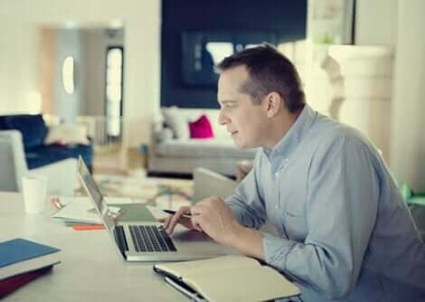 Mann bei der Telearbeit