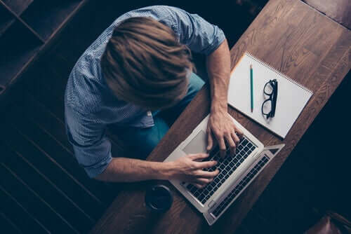 Perfektionismus am Arbeitsplatz - Mann am Arbeitsplatz