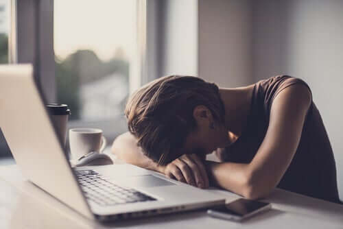 Psychosomatische Störungen und Stress - Frau schläft am Laptop