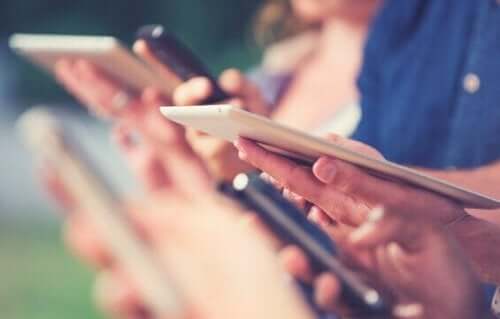 digitale Kluft - Menschen mit Mobiltelefonen