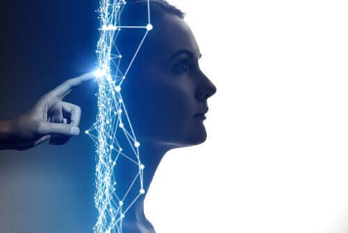 Künstliche Intelligenz und Psychologie - Frauengesicht aus einem Monitor