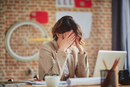 Perfektionismus am Arbeitsplatz - frustrierte Frau