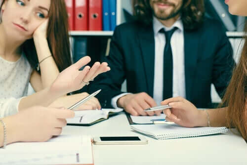 negative Haltungen - Besprechung am Arbeitsplatz