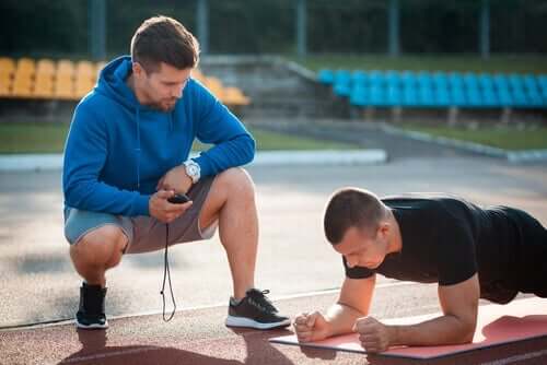 Übertraining - Mann trainiert einen anderen Mann