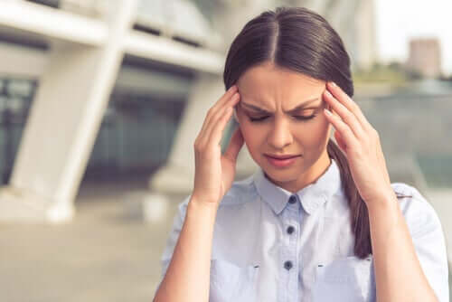 Psychosomatische Störungen und Stress - Frau mit Kopfschmerzen