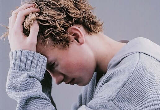 Verzweifeltes Kind mit Tic-Störungen