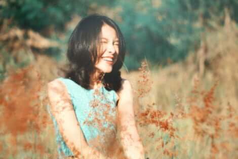 glückliche Frau hat Zeit zum Nachdenken