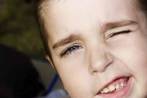 Junge mit Tic-Störungen