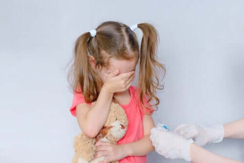 Kleines Mädchen hat Angst vor Nadeln