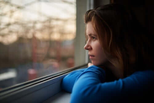 emotionale Selbstfürsorge - Frau am Fenster