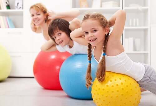 virtuelles Training - Mutter mit Kindern