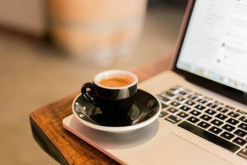 Grenzen setzen - Tasse Kaffee auf Laptop