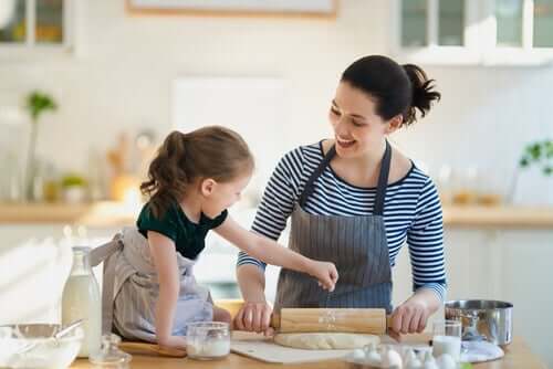 Rolle der Eltern - Mutter und Tochter in der Küche