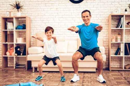 virtuelles Training - Vater mit Sohn