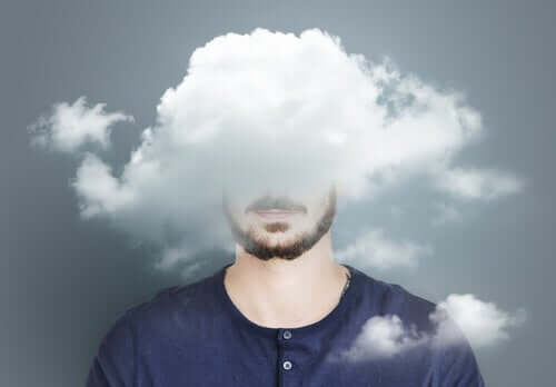 emotionale Überlastung - Mann, von Wolken umgeben