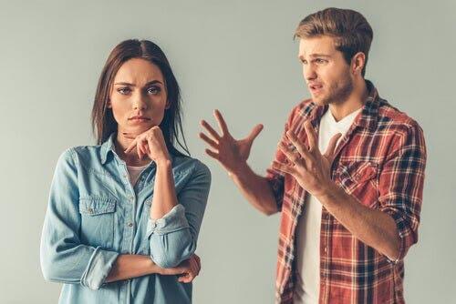 Freunde, die sich passiv-aggressiv verhalten sind hinterhältig