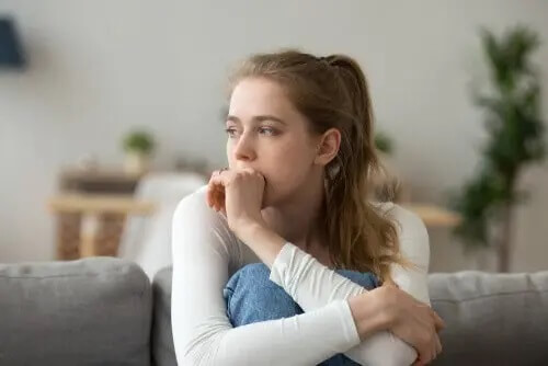 Eine Frau denkt nach. Bezugsrahmentheorie