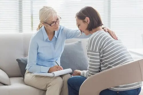 Eine Psychologin berät eine Klientin. Warum studieren mehr Frauen Psychgologie?