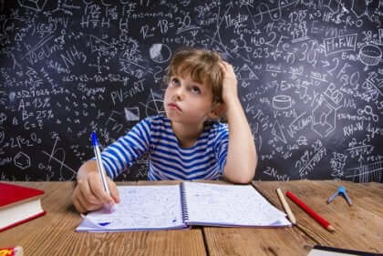 Bewertung - Junge lernt Mathematik