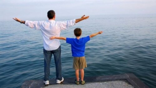 Warum imitieren Kinder Erwachsene - Vater mit Sohn