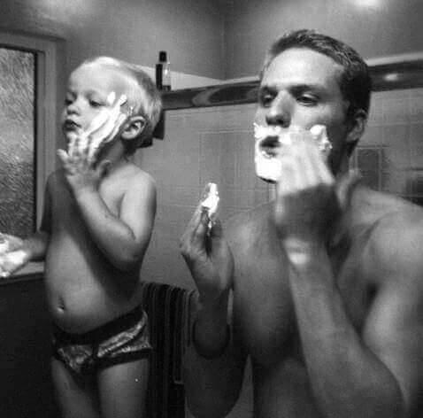 Warum imitieren Kinder Erwachsene - Vater mit Sohn im Bad