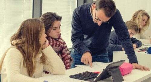 Bewertung - Lehrer erklärt etwas