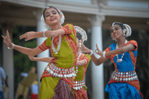 Kulturelle Aneignung - tanzende Frauen