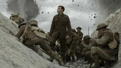 Soldaten im Schützengraben im Kriegsfilm "1917"
