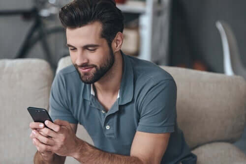 Dating-Apps - Mann liest angenehme Nachricht