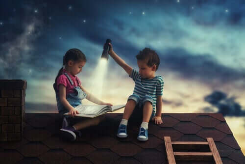 Emotionen verarbeiten - zwei Kinder mit einem Buch auf dem Dach