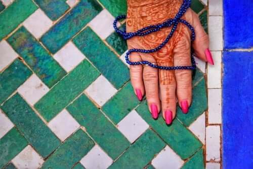 kulturelle Aneignung - Henna den den Händen