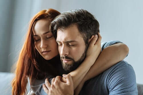 Deine Emotionen - Paar umarmt sich