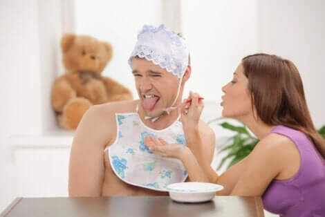 Autonepiophilie - Mann lässt sich füttern