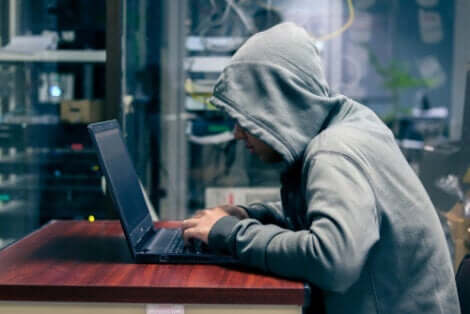 Phishing - Hacker mit Kaputzenpullover