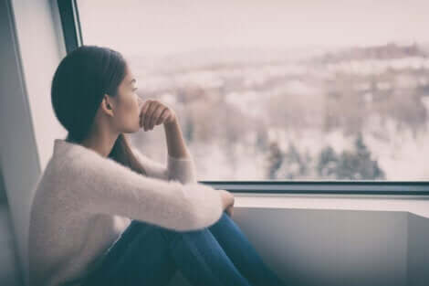 bewölkte Tage - traurige Frau am Fenster