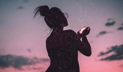 in Emotionen - Frau mit einem Herz in der Hand