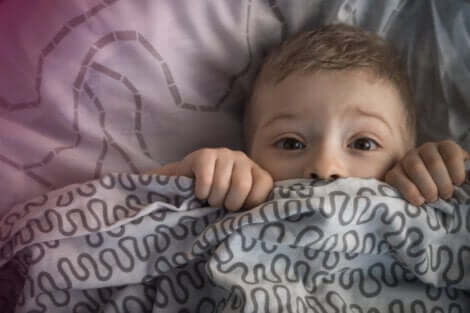 Kind Angst hat - Junge fürchtet sich