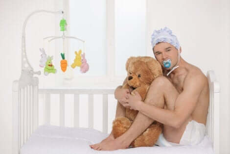 Autonepiophilie - Mann mit Teddy im Kinderbett