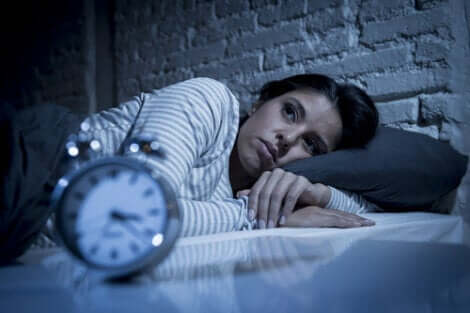 Hypnomanie - schlaflose Frau im Bett