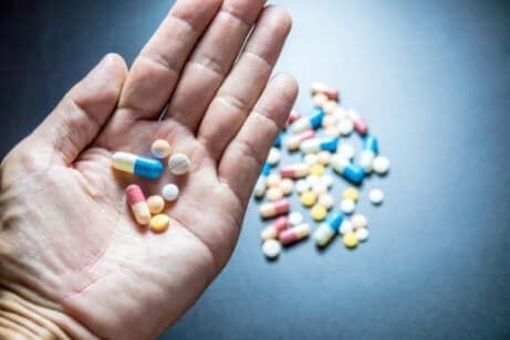 Hypnotika und Anxiolytika - eine Hand mit Tabletten