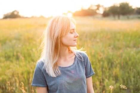 Liebe dich selbst - Frau mit geschlossenen Augen